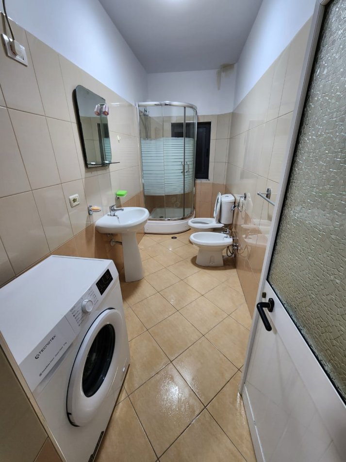 Tirane, jepet me qera apartament 2+1 Kati 2, 80 m² 500 € (ish parku i autobuzave)