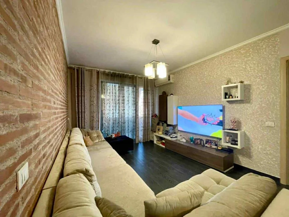 Tirane, jepet me qera apartament 2+1+Ballkon Kati 3, 105 m² 850 € (DON BOSKO PRANE VODAFONE)