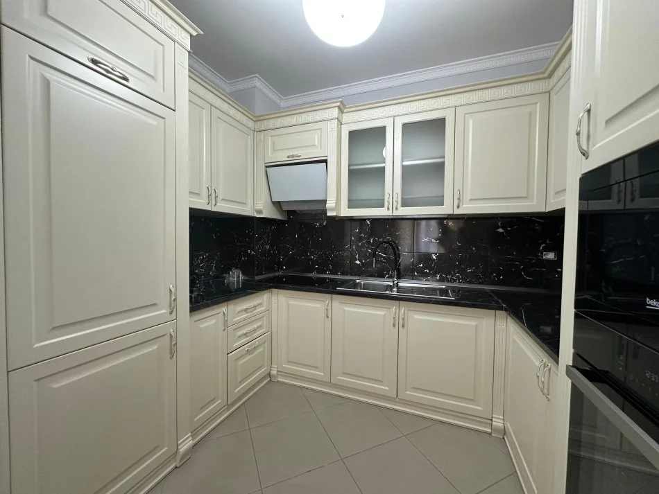 Tirane, jepet me qera apartament 2+1+2+ Parking , 1.000 € (Komuna Parisit)