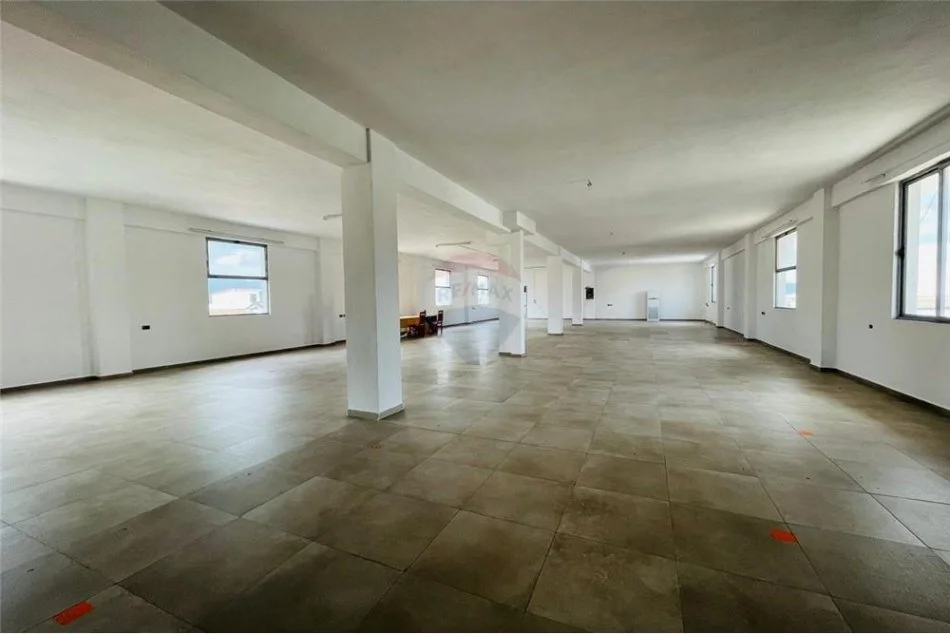 Tirane, jepet me qera ambjent biznesi Kati 2, 434 m² 1.300 € ("Ibrahim Shaqiri")