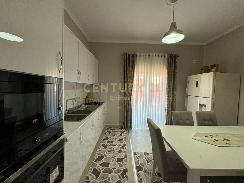 Tirane, jepet me qera apartament 2+1 Kati 2, 105 m² 600 € (Prane vilave gjermane)
