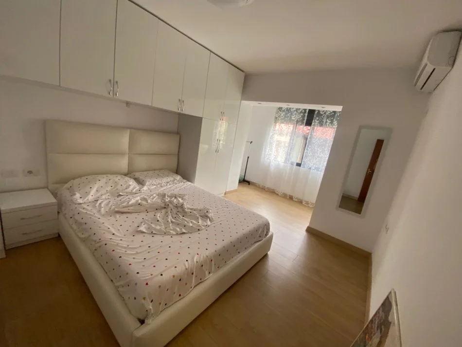 Tirane, jepet me qera apartament 1+1+Ballkon Kati 2, 65 m² 600 € (Rruga Myslym Shyri)