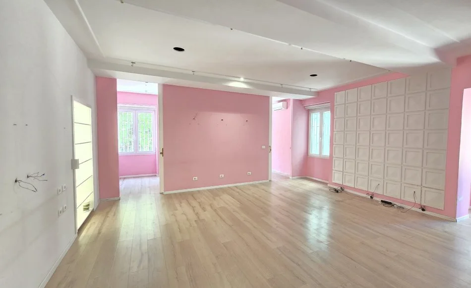 Tirane, jepet me qera ambjent biznesi Kati 1, 118 m² 1.300 € (Stadiumi Dinamo)