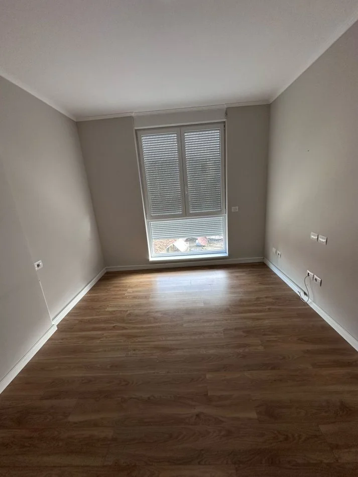 Tirane, jepet me qera ambjent biznesi Kati 3, 121 m² 1.000 € 
