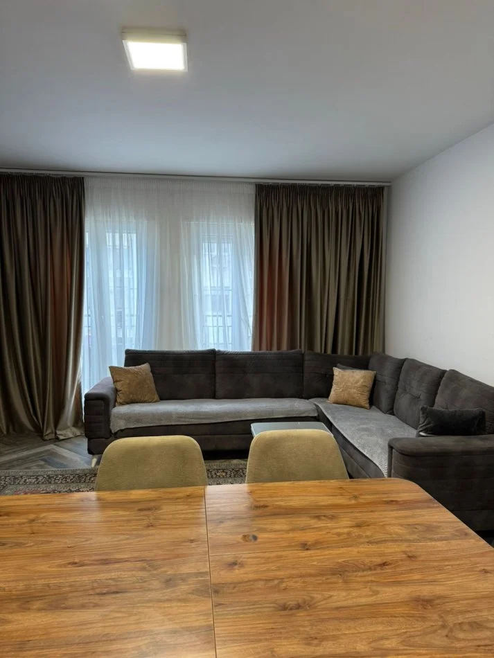 Tirane, jepet me qera apartament 1+1+Ballkon Kati 5, 65 m² 550 € (rruga 5 Maj)