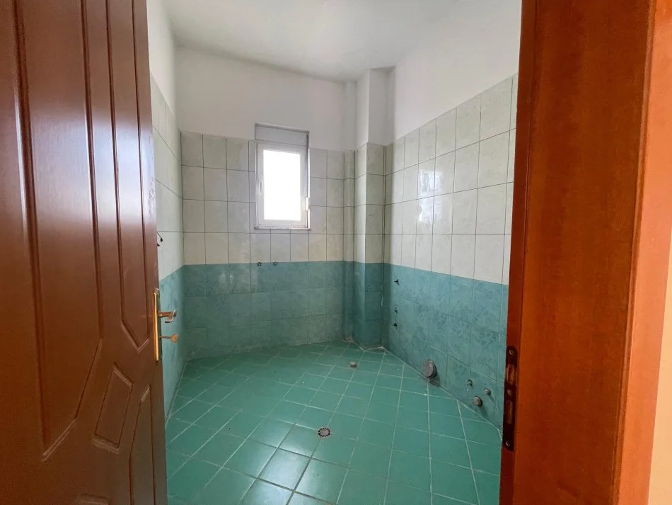 Tirane, shes apartament 3+1+Ballkon Kati 4, 110 m² 140.000 € (Shkoze) OPP49223