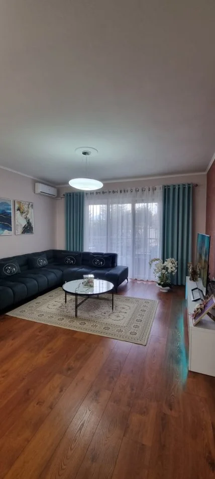 Tirane, jepet me qera apartament 2+1+Ballkon Kati 3, 90 m² 600 € (Kopeshti Botanik , te xhamia)