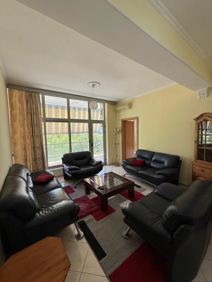 Tirane, jepet me qera apartament 3+1 Kati 4, 110 m² 600 € (RRUGA E KAVAJES)