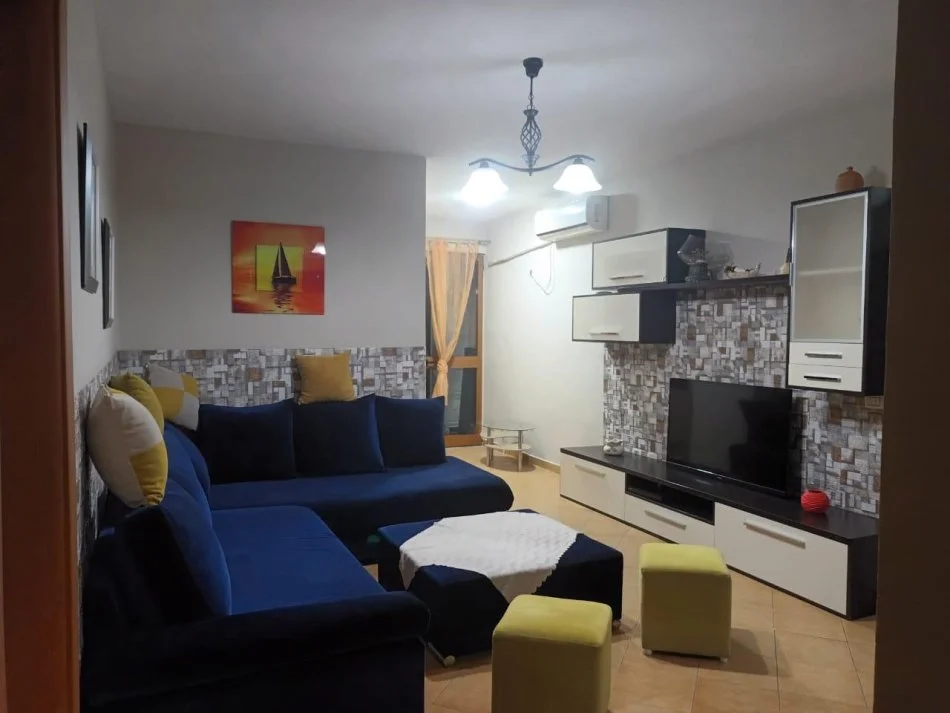 Tirane, jepet me qera apartament 2+1 Kati 8, 450 € 