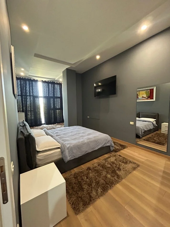 Tirane, jepet me qera apartament 1+1+Ballkon Kati 1, 90 m² 650 € (Rruga peti)