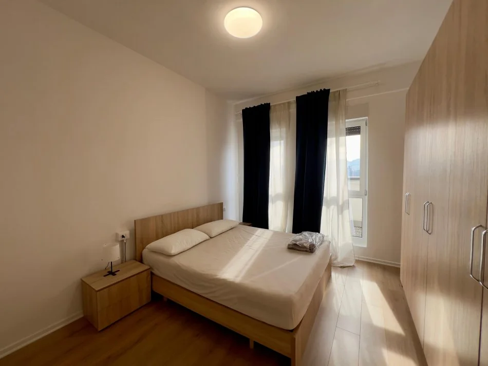 Tirane, jepet me qera apartament 2+1+Ballkon Kati 10, 100 m² 800 € (rruga frosina plaku)