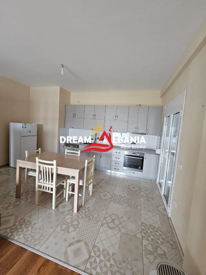 Tirane, jepet me qera apartament 3+1 Kati 3, 160 m² 550 € (Vilat Amerikane)