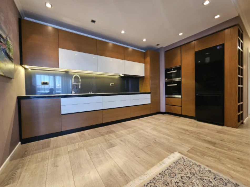 Tirane, shitet apartament 3+1 Kati 8, 140 m² 290.000 € 