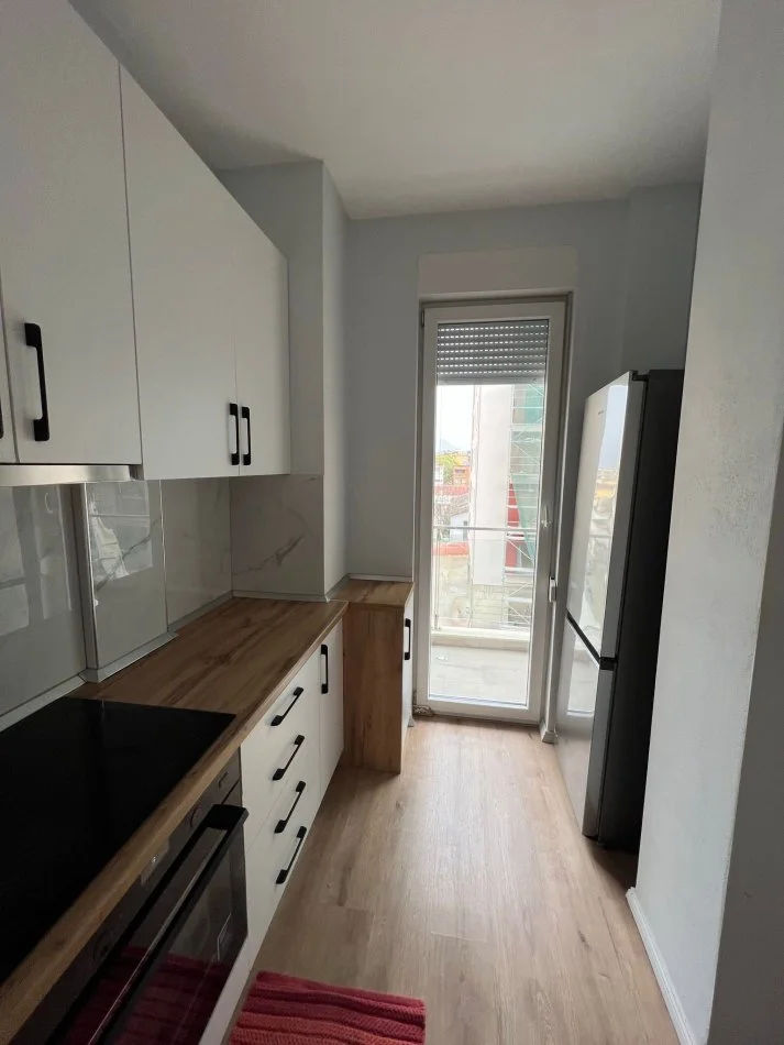 Tirane, jepet me qera apartament 2+1 Kati 3, 110 m² 750 € (Kompleksi Aura)