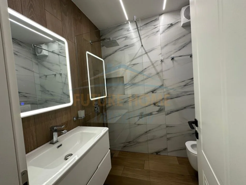 Tirane, jepet me qera apartament 2+1+Ballkon Kati 6, 82 m² 600 € (Stacioni i trenit)