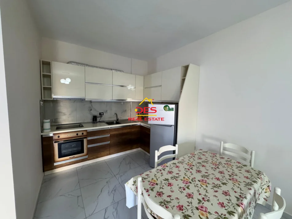 Vlore, jepet me qera apartament 1+1+Ballkon Kati 3, 70 m² 350 € (Rruga Çamëria)
