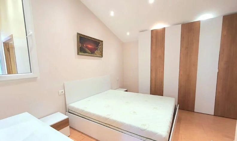Tirane, jepet me qera apartament 2+1+Ballkon Kati 2, 120 m² 650 € (rruga Myslym Shyri)