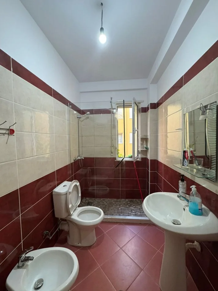 Tirane, jepet me qera apartament 2+1+Ballkon Kati 3, 80 m² 55 000 Leke (Kodra e Diellit)