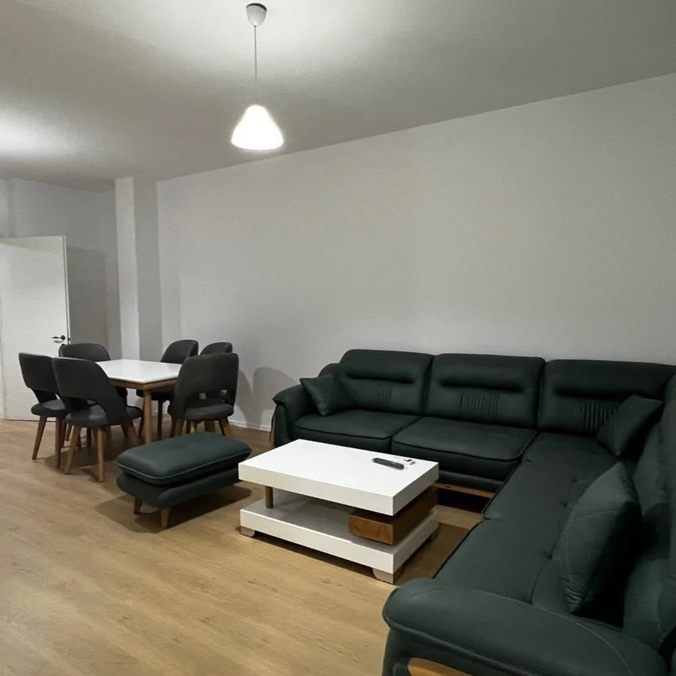 Tirane, jepet me qera apartament 1+1+Ballkon , 600 € (Kinistudio)