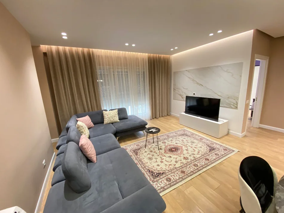 Tirane, jepet me qera apartament 2+1+Aneks+Ballkon Kati 1, 650 € (Selvia, Rruga e Dibres , Gjimnazi Partizani)