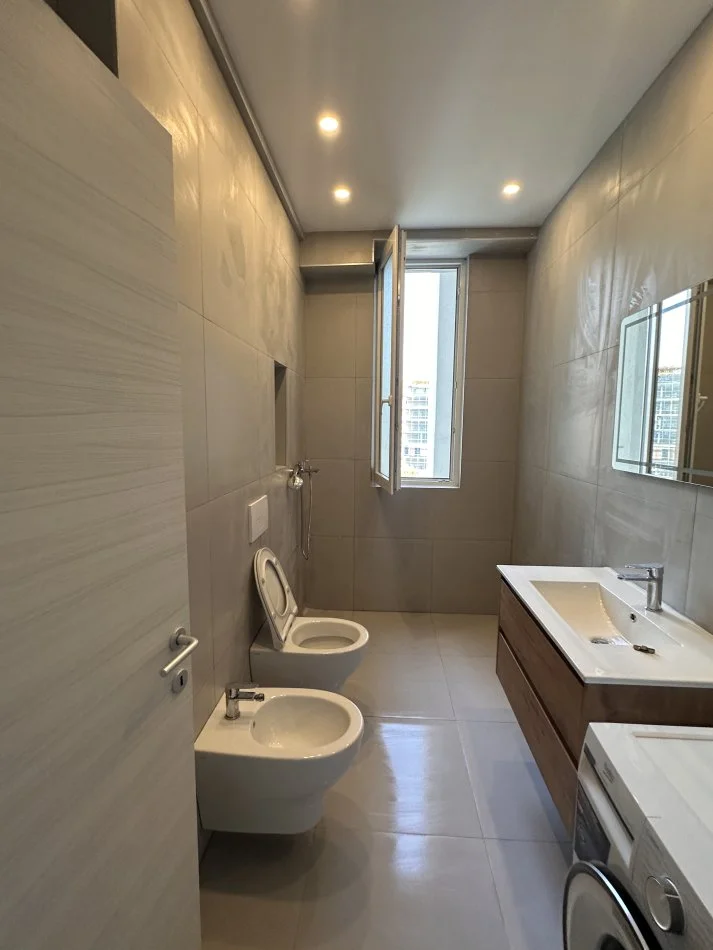 Tirane, jepet me qera apartament 1+1+Ballkon Kati 3, 70 m² 550 € (River Residence Astir)