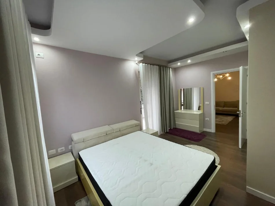 Tirane, jepet me qera apartament 1+1+Ballkon Kati 1, 70 m² 608 € (Liqeni thate)