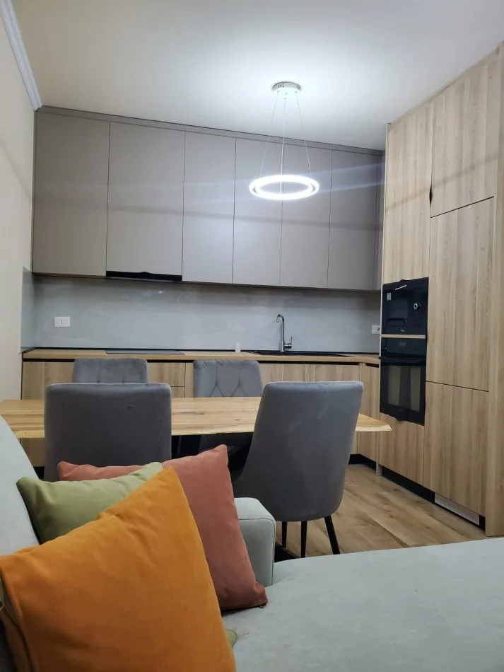 Tirane, jepet me qera apartament 1+1+Ballkon Kati 3, 73 m² 1.000 € (Liqeni i Thate)