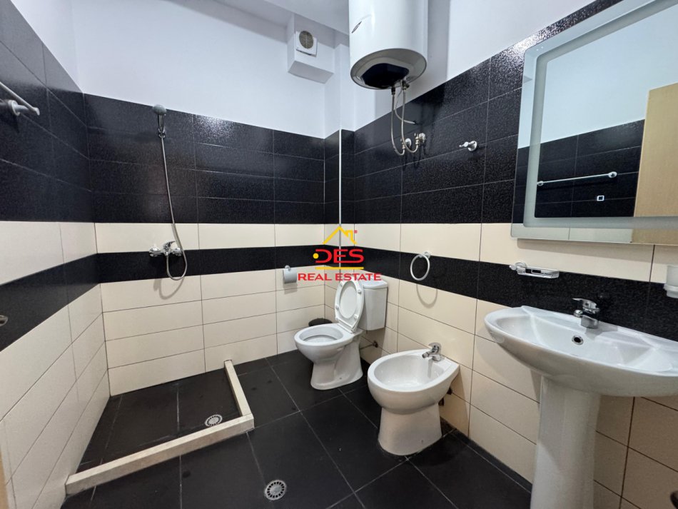 Vlore, jepet me qera apartament 1+1+Ballkon Kati 6, 70 m² 320 € (Rruga Sadik Zotaj)