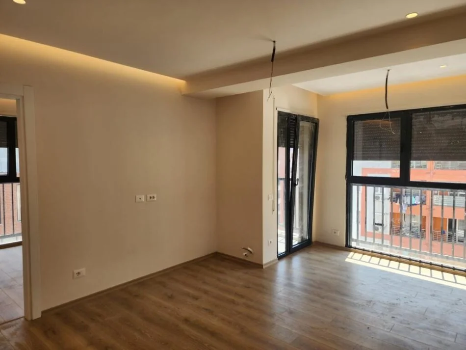Tirane, jepet me qera apartament 2+1 bosh + parkim Kati 6, 92 m² 500 € (STACIONI I TRENIT)