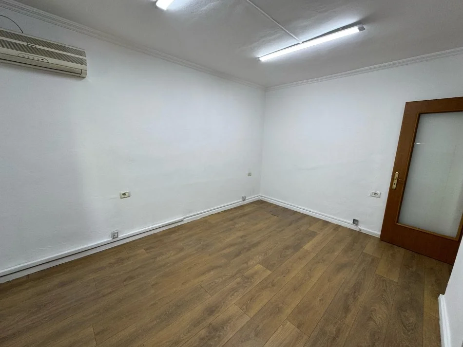 Tirane, jepet me qera apartament 1+1 Kati 1, 65 m² 450 € (Rruga Muhamet gjollesha)