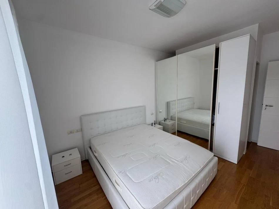Tirane, jepet me qera apartament 2+1+Ballkon Kati 4, 100 m² 800 € (Selite e vjeter)