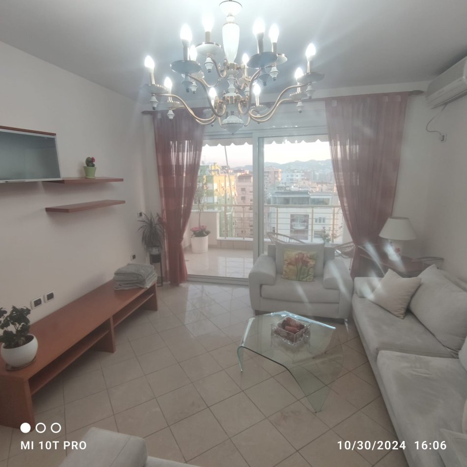 Tirane, jepet me qera apartament 2+1 Kati 10, 1.000 € (Bllok)