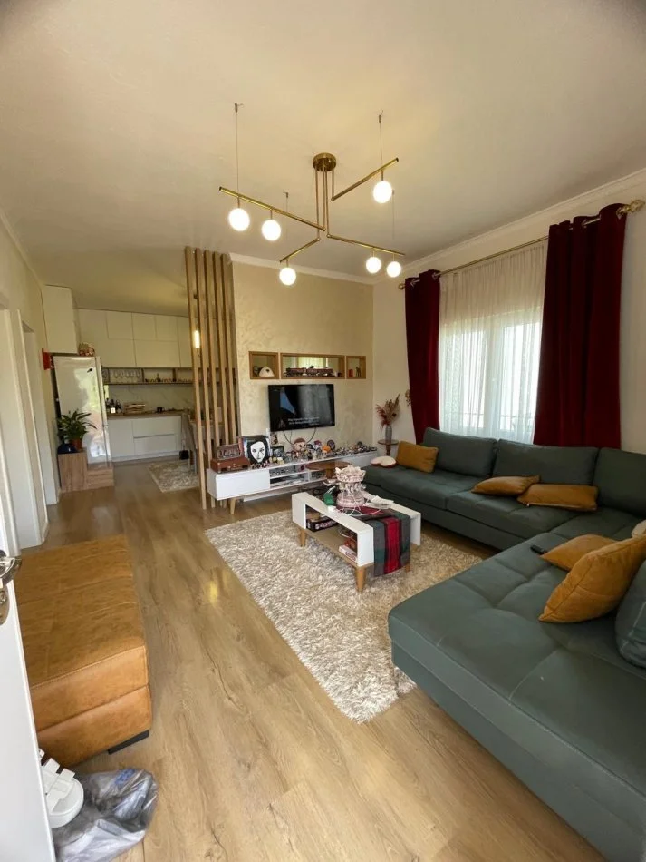 Tirane, shitet shtepi 3 Katshe , 300 m² 350,000 € (shkoze)