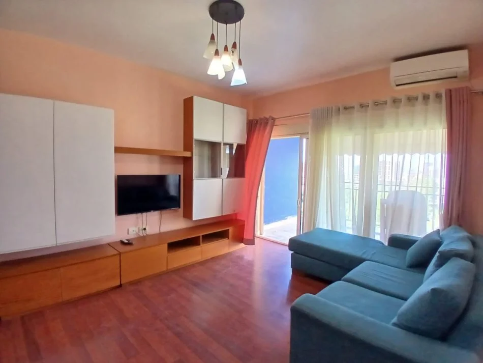 Tirane, jepet me qera apartament 2+1+Ballkon Kati 5, 100 m² 500 € (Ish Fusha E Aviacionit)