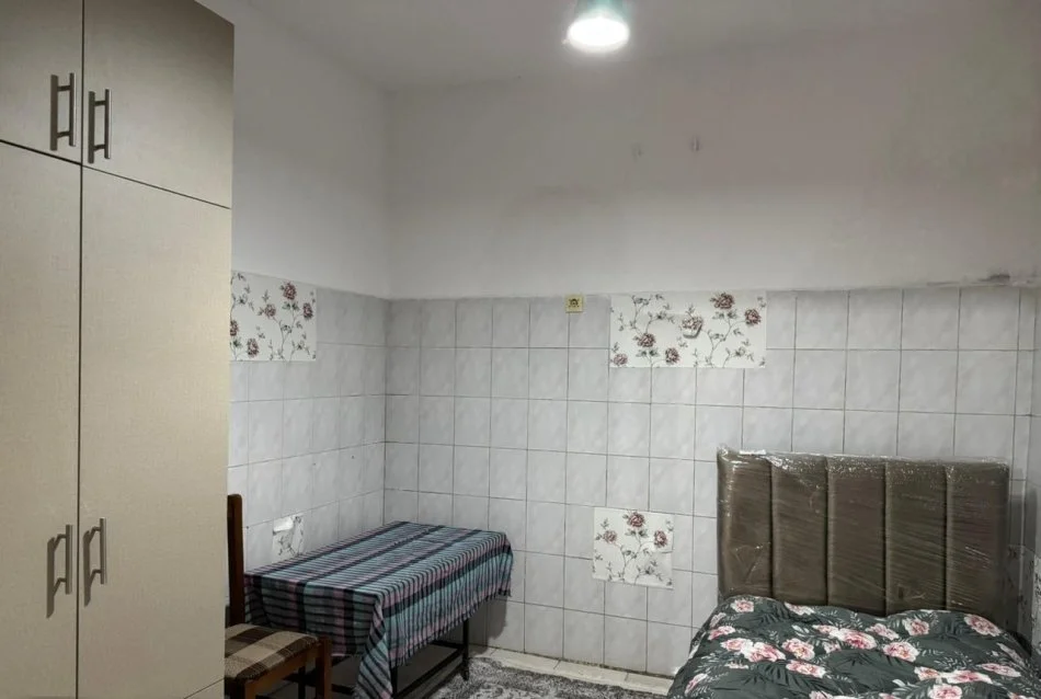 Tirane, jepet me qera shtepi 2+1 Kati 1, 80 m² 300 € (rruga Xhanfize Keko)
