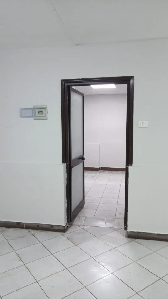 Tirane, shitet ambjent biznesi Kati -1, 110 m² 95,000 € (Pallati me Shigjeta)