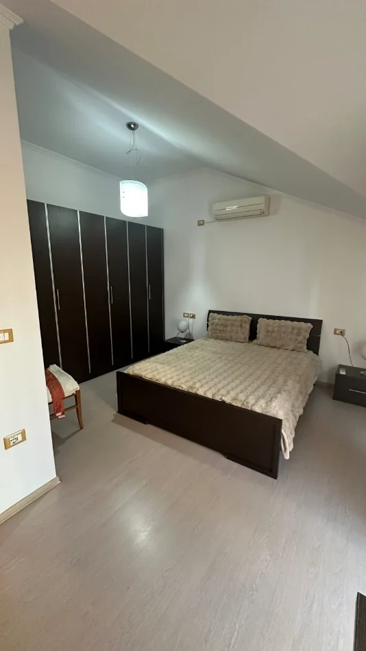 Tirane, jepet me qera apartament 3+1 Kati 2, 144 m² 850 € (kristal center)