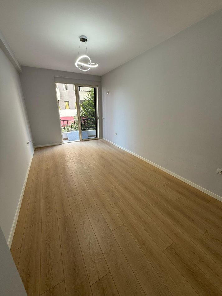 Tirane, shitet apartament 2+1+Ballkon Kati 1, 92 m² 128.000 € (Yzberisht)