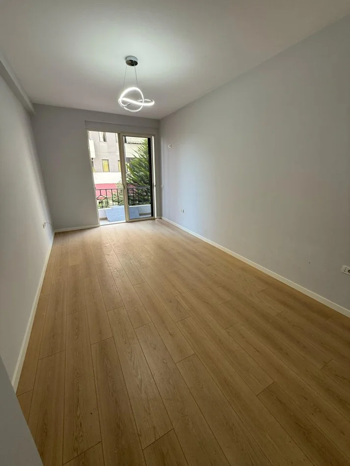 Tirane, shitet apartament 2+1+Ballkon Kati 1, 92 m² 128.000 € (Yzberisht)