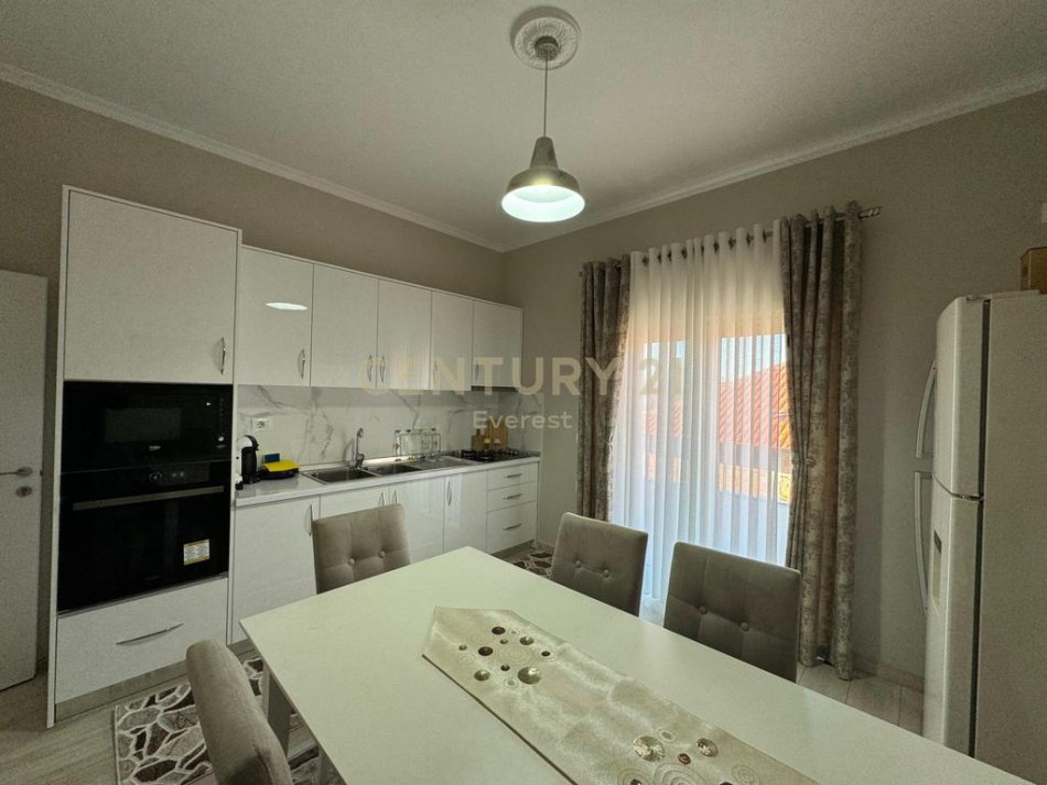 Tirane, jepet me qera apartament 2+1 Kati 2, 105 m² 600 € (Prane vilave gjermane)