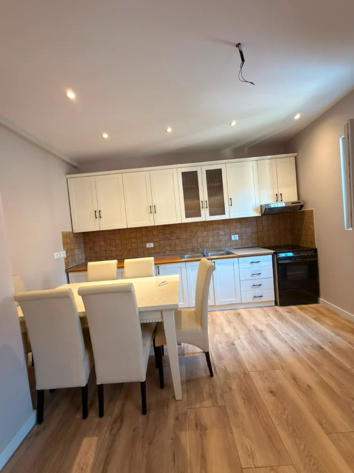 Tirane, shes apartament 2+1+Ballkon Kati 3, 106 m² 220.000 € 