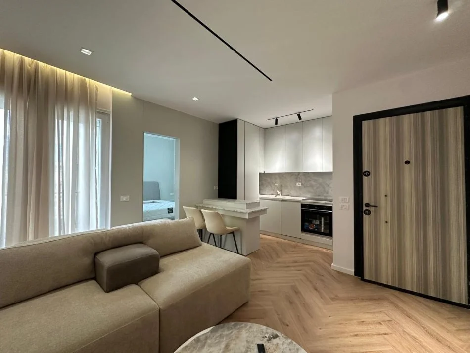 Tirane, jepet me qera apartament 1+1 Kati 8, 55 m² 800 € (Pazari i Ri)