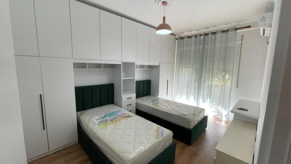 Tirane, jepet me qera apartament 2+1+Ballkon Kati 2, 100 m² 800 € (Rruga Xhon Kenedi)