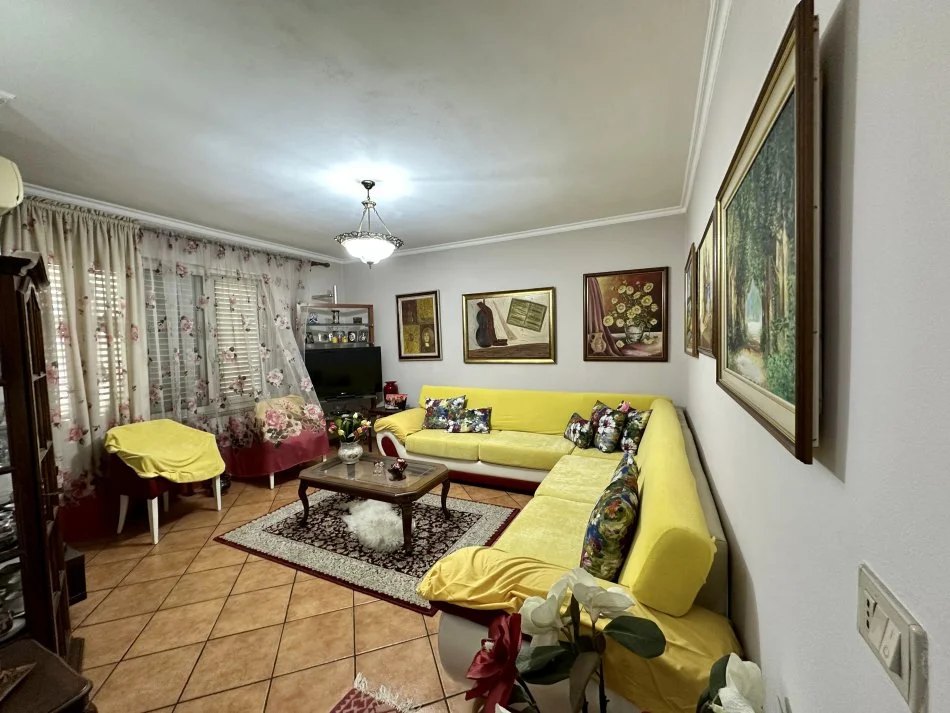 Tirane, jepet me qera apartament 2+1+Ballkon Kati 4, 75 m² 650 € (Perballe Universitetit Te Sporteve)