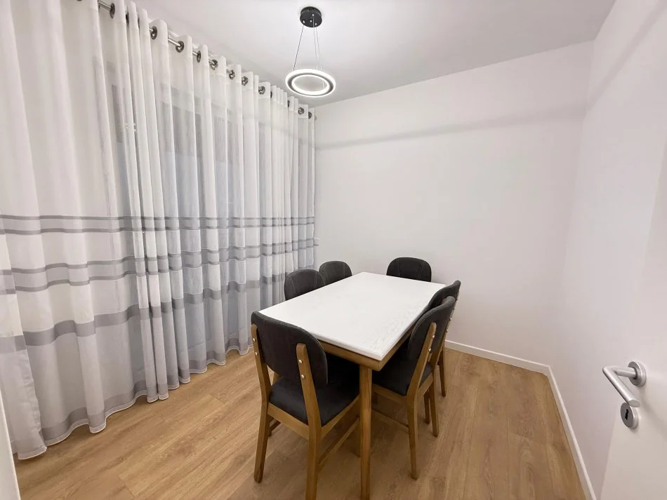 Tirane, jepet me qera apartament 2+1+Ballkon Kati 5, 85 m² 650 € (Ish Profarma, Rruga Xhanfize Keko)