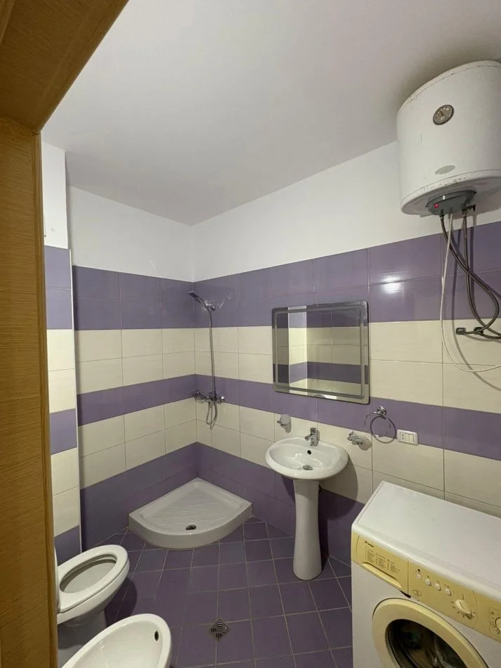 Vlore, jepet me qera apartament 1+1+Ballkon , 70 m² 300 € (Rruga TRansballkanike)