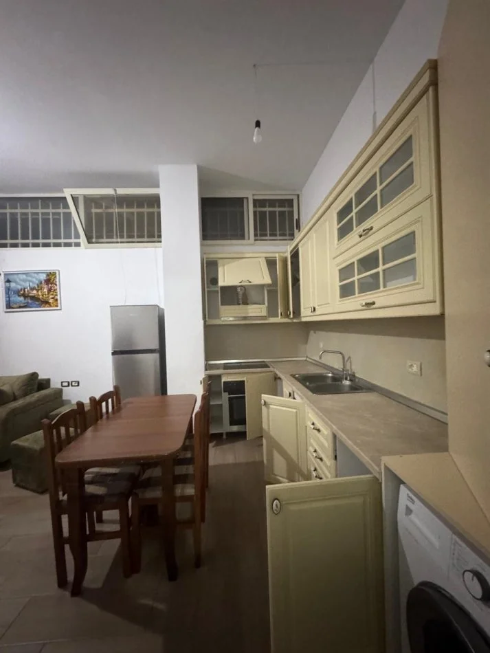 Tirane, jepet me qera apartament 1+1 Kati 1, 50 m² 400 € 