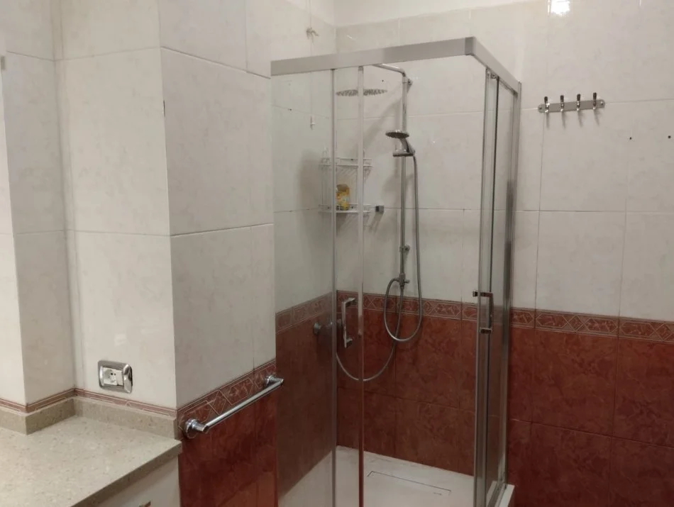 Tirane, jepet me qera apartament 3+1 Kati 2, 145 m² 600 € (Qyteti Studenti, Zyra Posta Tirana 13.)