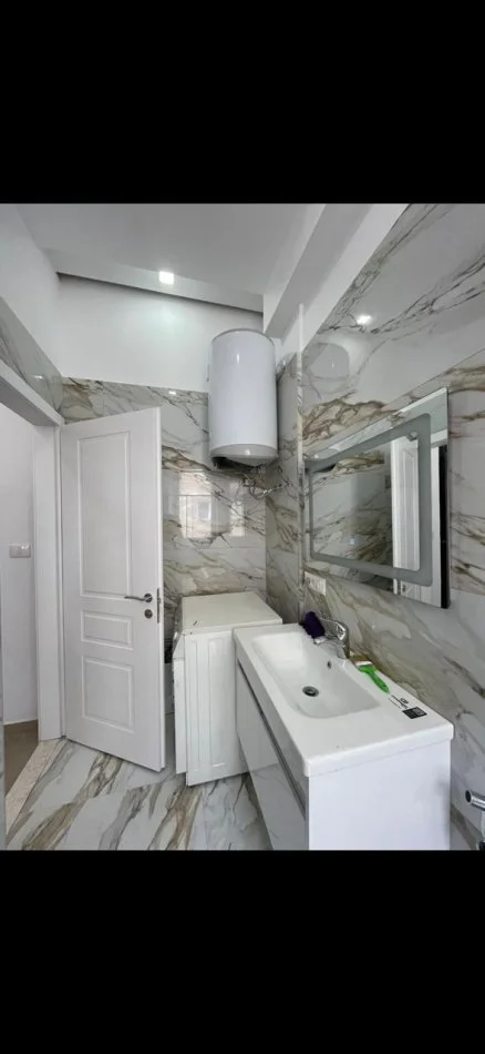 Tirane, jepet me qera apartament 1+1+Ballkon Kati 4, 65 m² 450 € (rruga Bill Klinton)