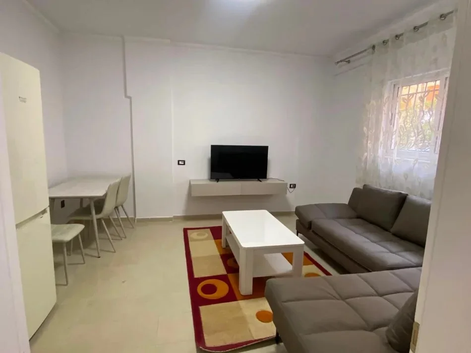 Tirane, jepet me qera apartament 1+1+Aneks+Ballkon Kati 1, 45 m² 450 € (kinostudio , porcelan)